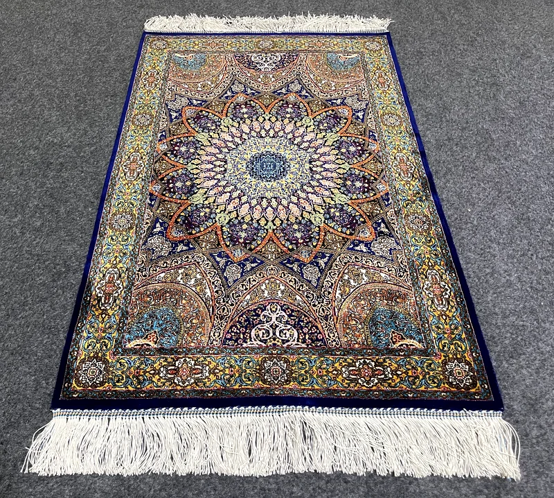59 × 90 سم | سجادة فارسية حرير تبرزي جميلة جديدة باللون الأزرق الداكن63183722894082111