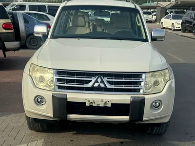 Mitsubshi pajero 2010 white color GCC Calen car