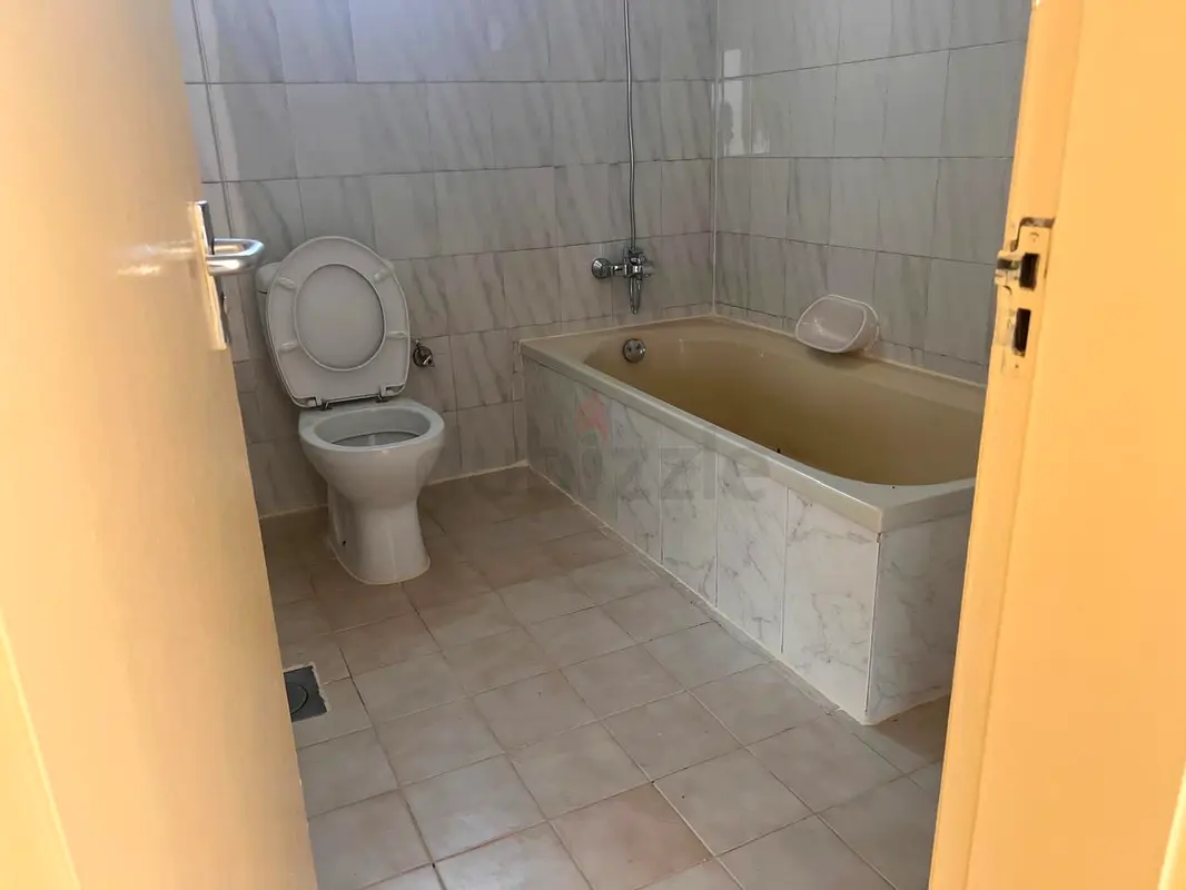 Apartment Nice clean 1 bhk in building rent 47000 located hamdan st near Abu Dhabi