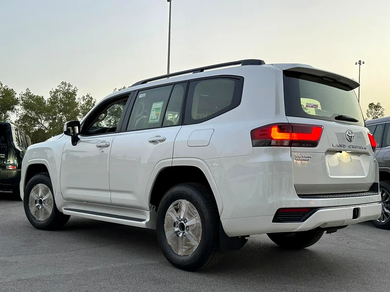 Toyota Land Cruiser GX-R Gulf diesel model 202463140687187970112