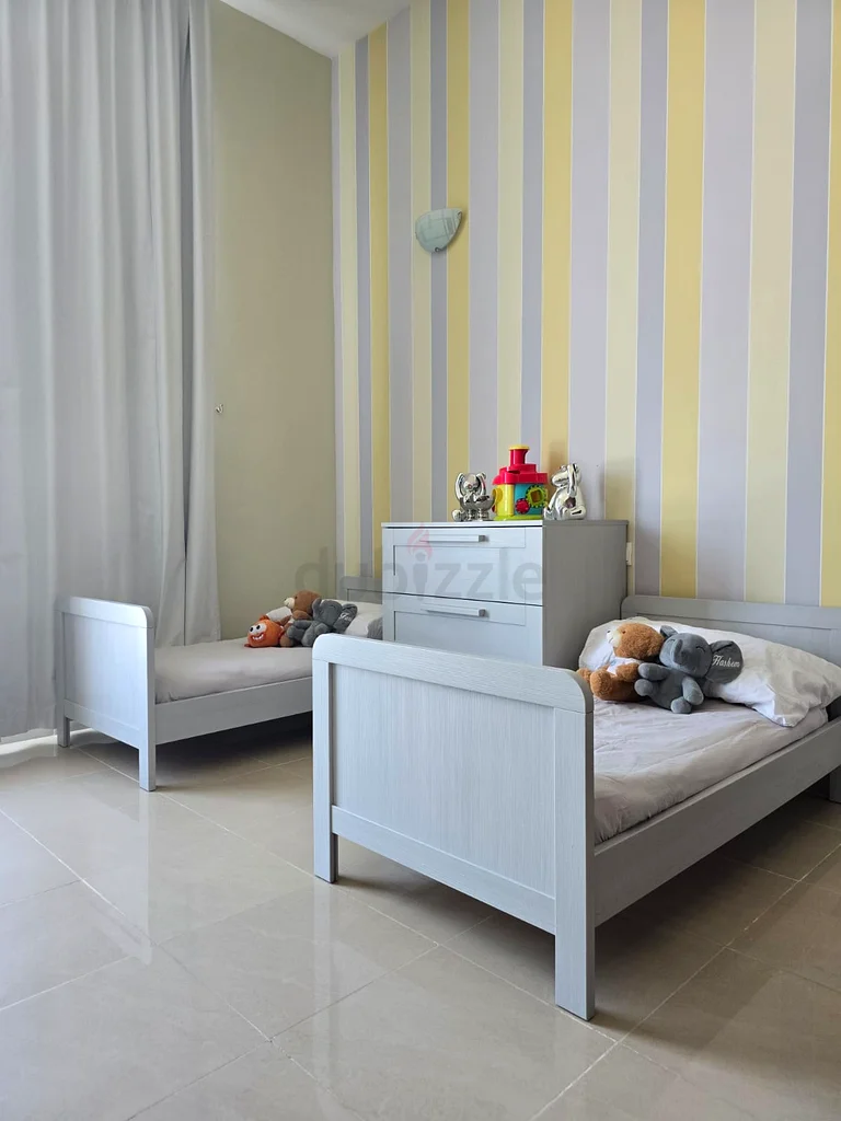 Baby crib/ toddler bed (bedroom)63205889251713111