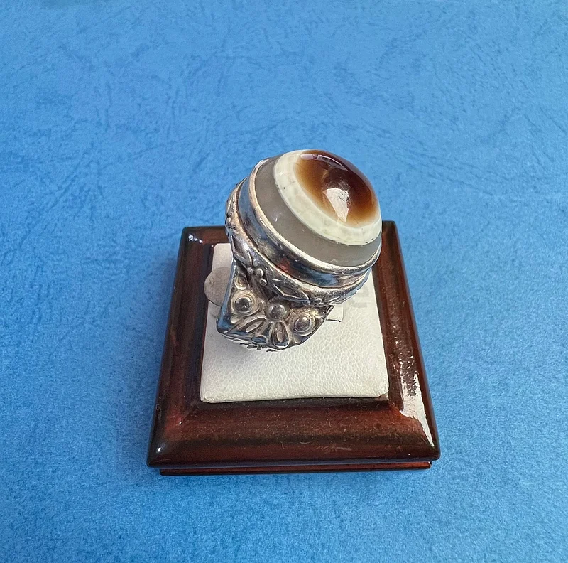 An antique Yemeni agate ring with old bovine horn63231693965186111