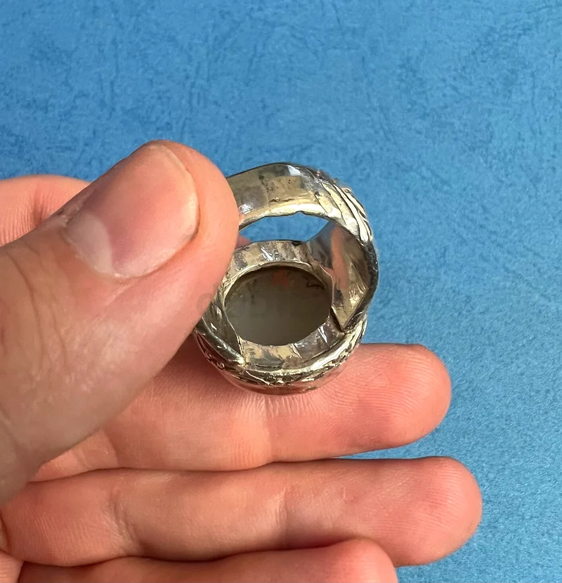 An antique Yemeni agate ring with old bovine horn63231693965186114