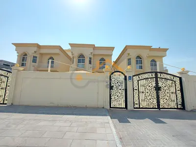 Stand Alone !! 5 Bedroom Villa !! Maid Room !! Private Yard !! Covered Parking !! Mbz City