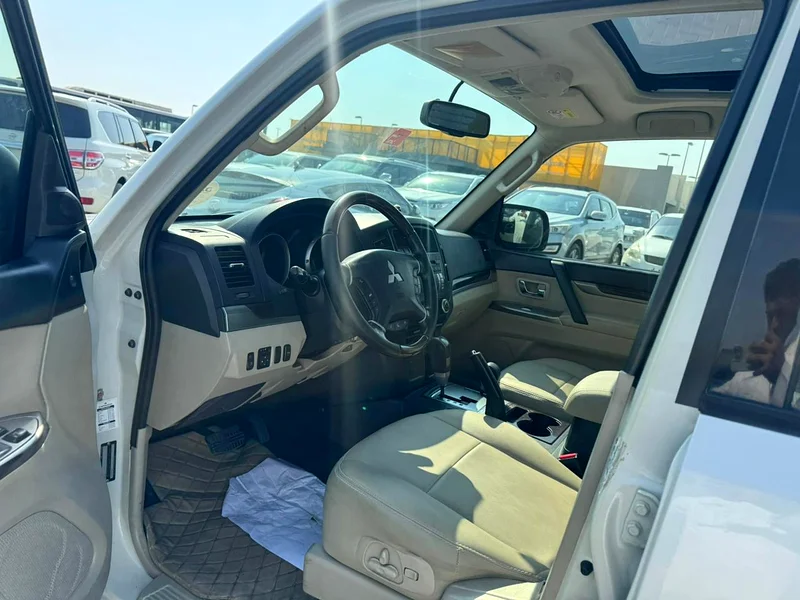 Mitsubishi pajero 2013 fullopshin white color GCC Calen car63152749741569113