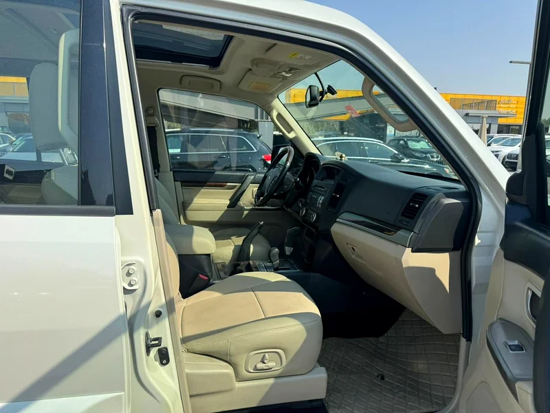 Mitsubishi pajero 2013 fullopshin white color GCC Calen car63152749741569112
