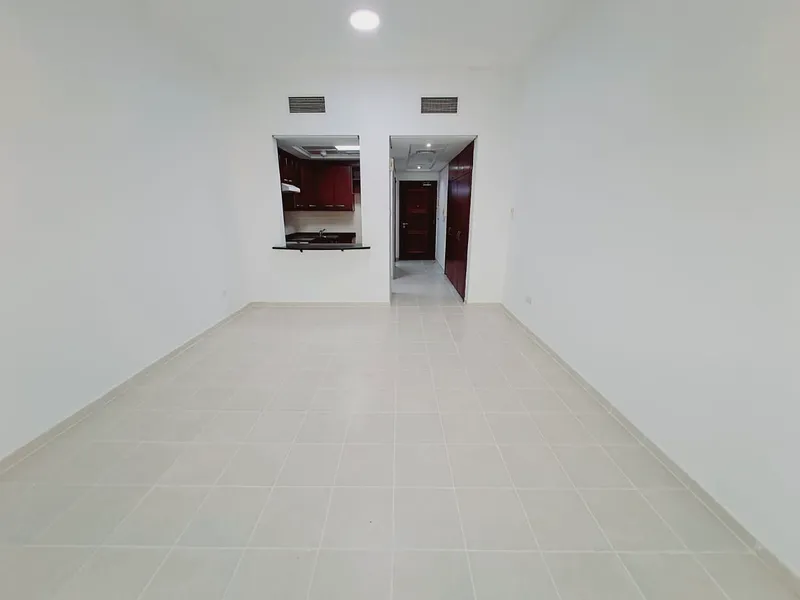 Apartment Ready to Move Large Studio 06 Chqs Dubai