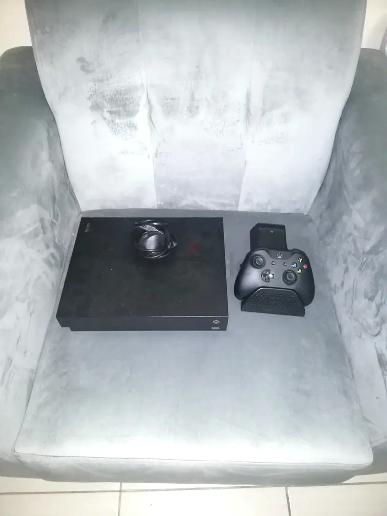Xbox One X 1TB / 2 Controllers / Controller charger / 6 Games