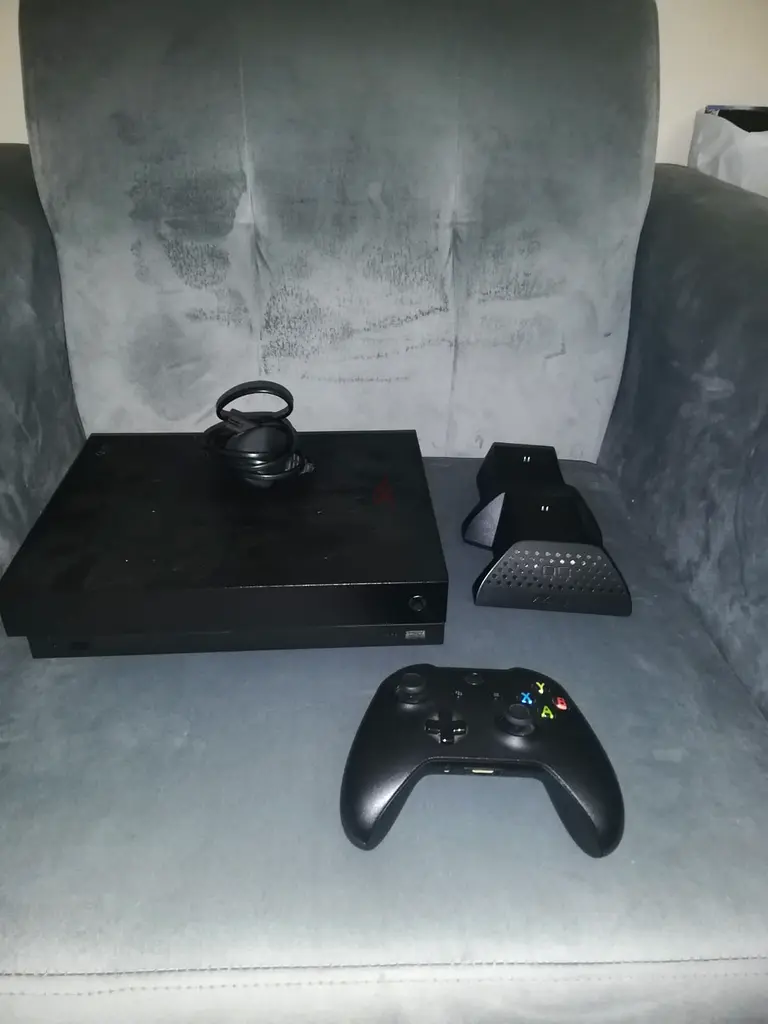 Xbox One X 1TB / 2 Controllers / Controller charger / 6 Games