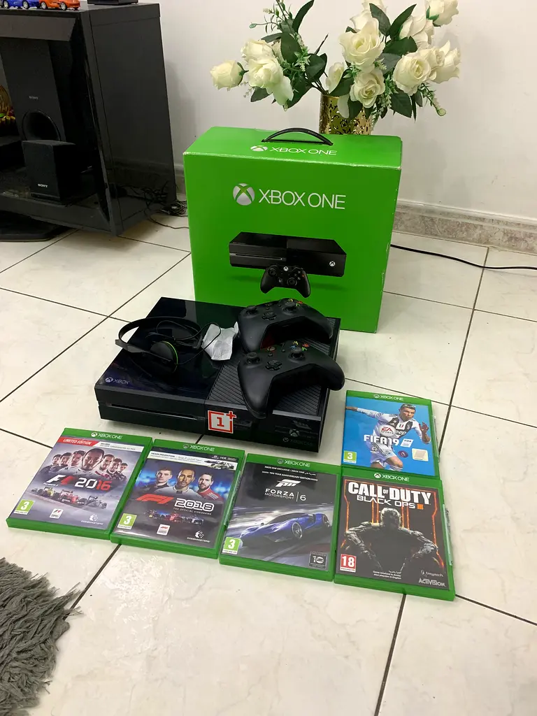 Xbox one with 2 controllers and games