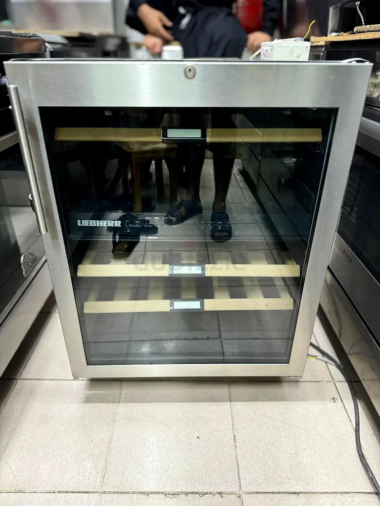 LIEBHERR LATEST MODEL 40 BOTTLE WINE FRIDGE DUAL temperature