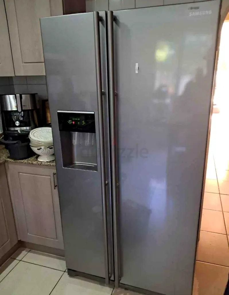 Samsung side by side refrigerator with water dispenser ice maker