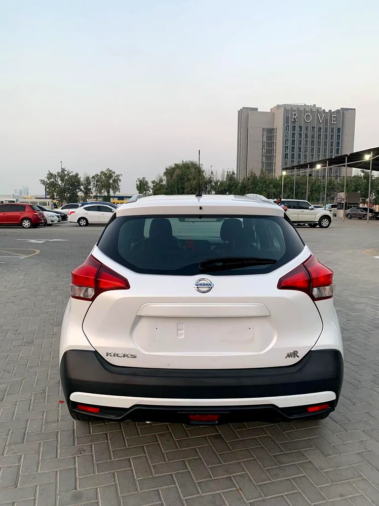 Nissan kicks 2019 model mid option gcc car accident free available for