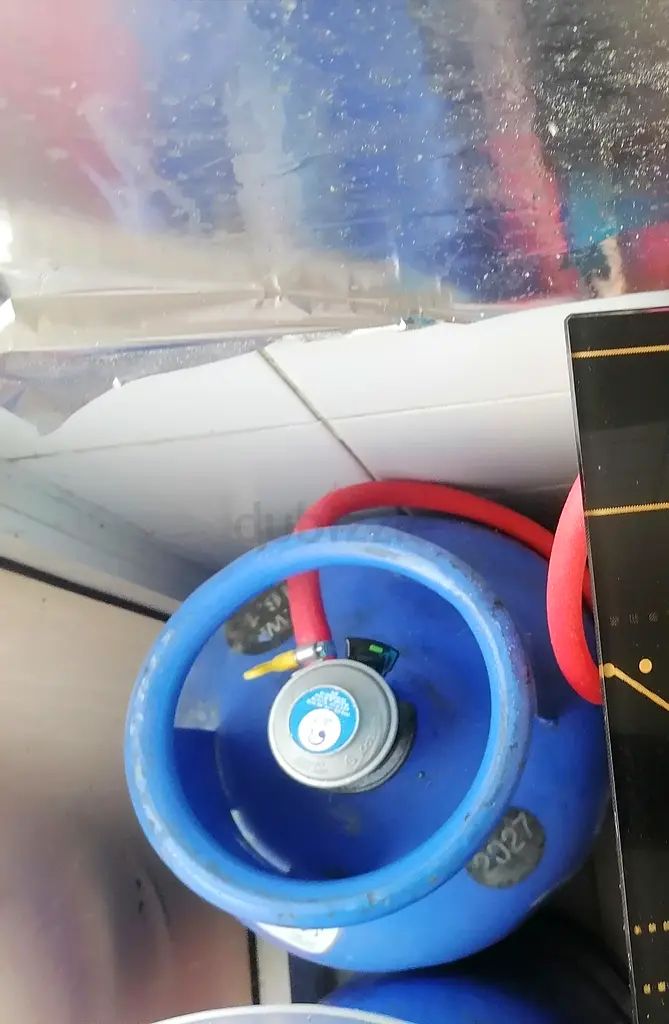 Gas cylinder stove with regulator