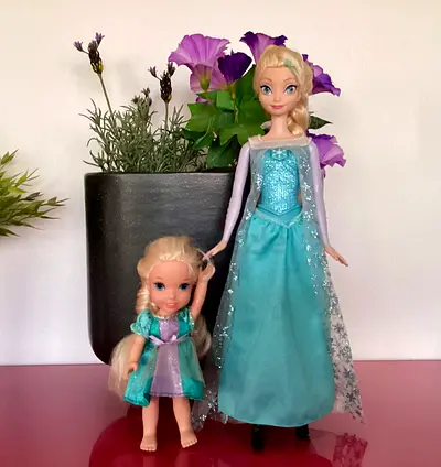 Singing Elsa with baby Elsa