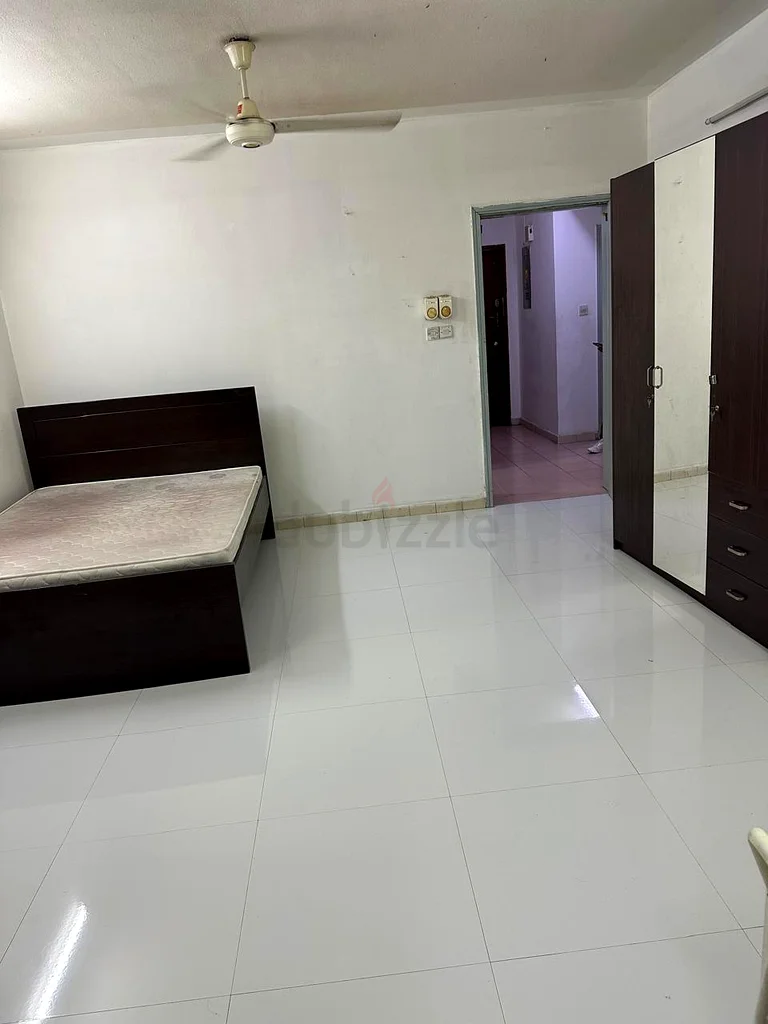 Apartment SPACIOUS FAMILY ROOM AVAILABLE IN KARAMA Dubai