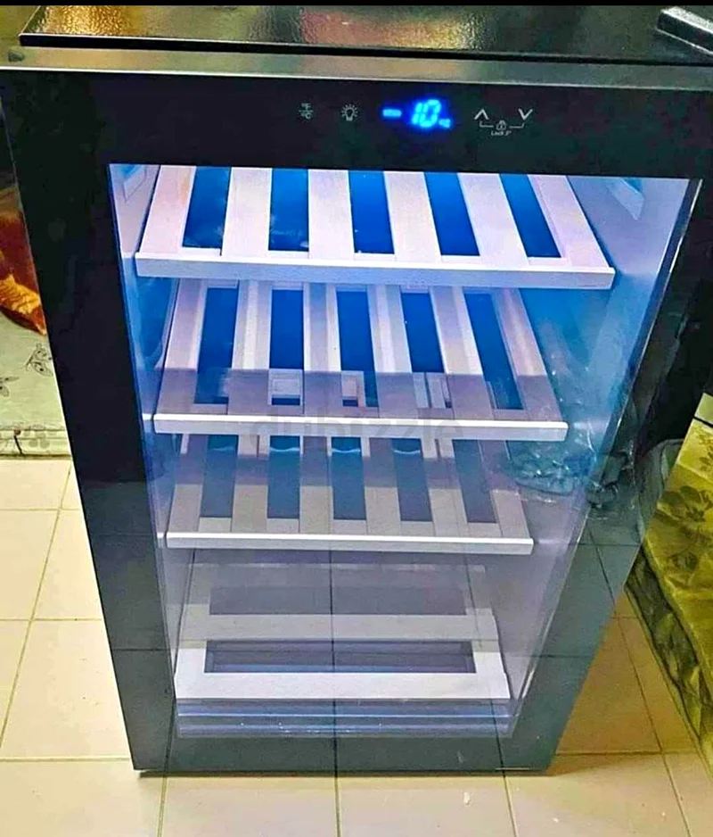 Hoover wine Fridge 40 Bottles. Neat and clean Perfect working. Price