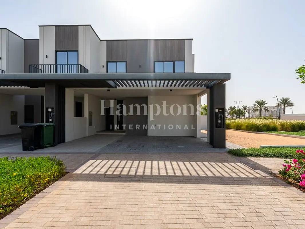Townhouse Corner Unit Single Row Close To Amenities Dubai