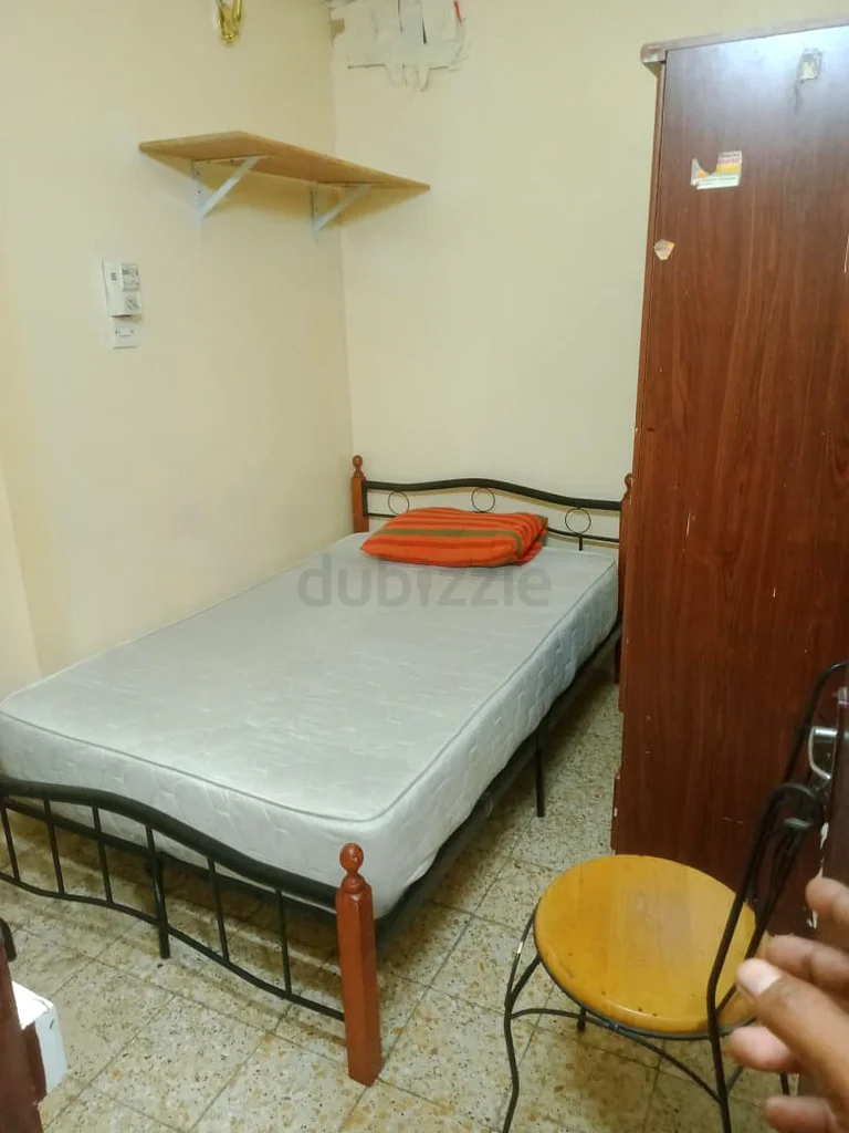 Apartment Karama near lulusupermarket partition for single indian male