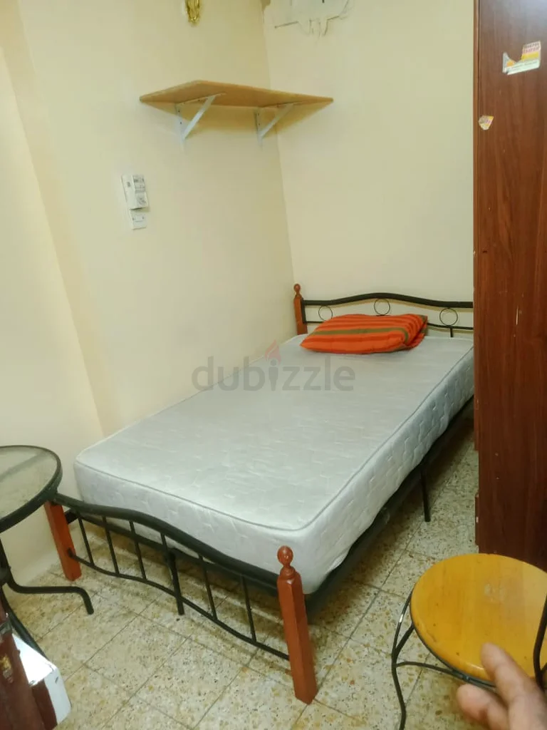 Apartment Karama near lulusupermarket partition for single indian male