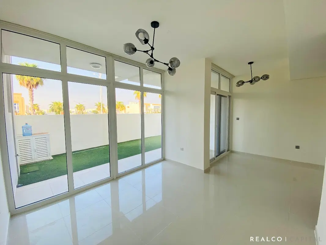 Townhouse Middle Unit RRM Spacious layuout Single Row Road view