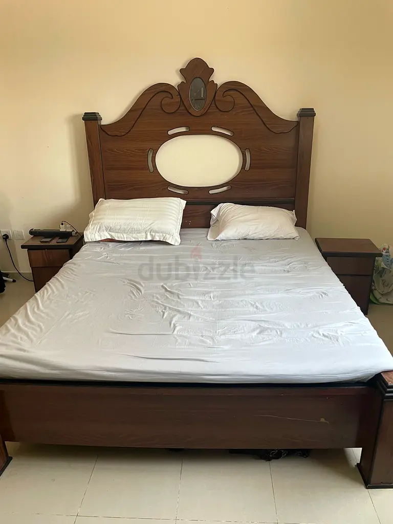 Bed king size and night stand no damages
