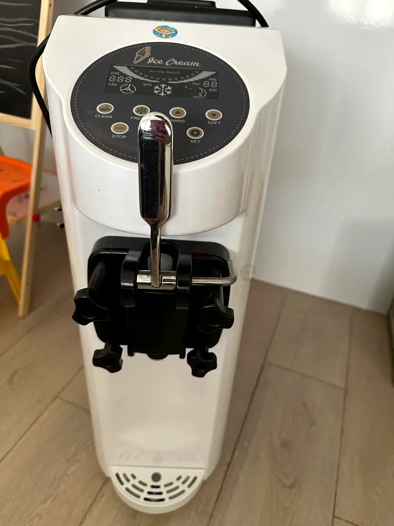 Ice cream maker machine