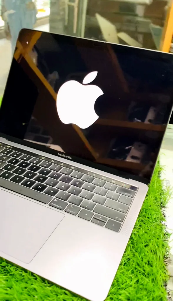 MacBook Pro 2018 Model (13 inch) 8gb 256