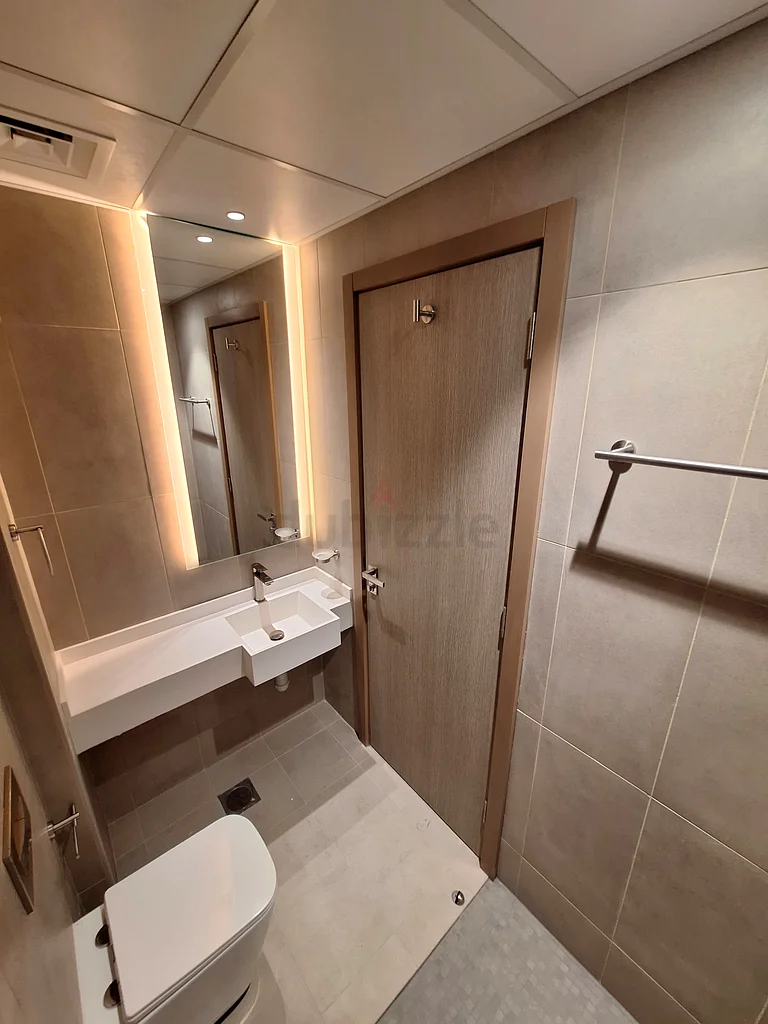 Apartment Executive Master Room with Attached Washroom Dubai