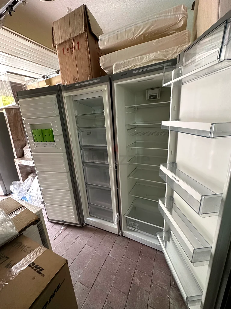 SIEMENS STAND ALONE FRIDGE FREEZER