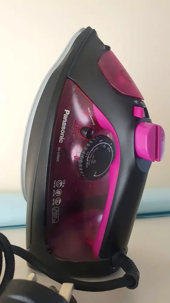 Panasonic Steam Iron 2300W, NiU400, Pink, Big Ceramic Soleplate