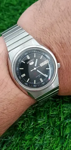 Vintage Seiko 5 Automatic 7009 caliber 17-Jewels Japan Made Men’s Watch (USED).