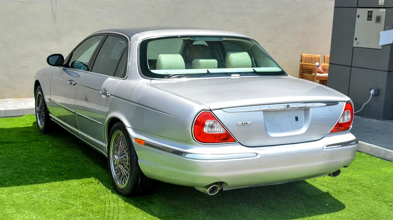 JAGUAR XJ8 - LOW MILAGE IN A GREAT CONDITION INSIDE OUT SIDE63221823334401114
