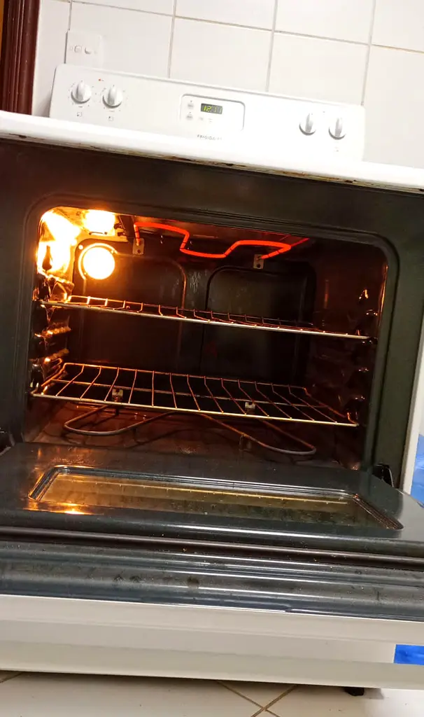 Electric oven/stove (Frigidaire brand) غاز\فرن كهربائي