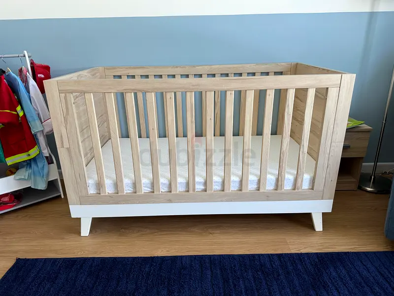 Mamas and papa’s cot bed and changing unit