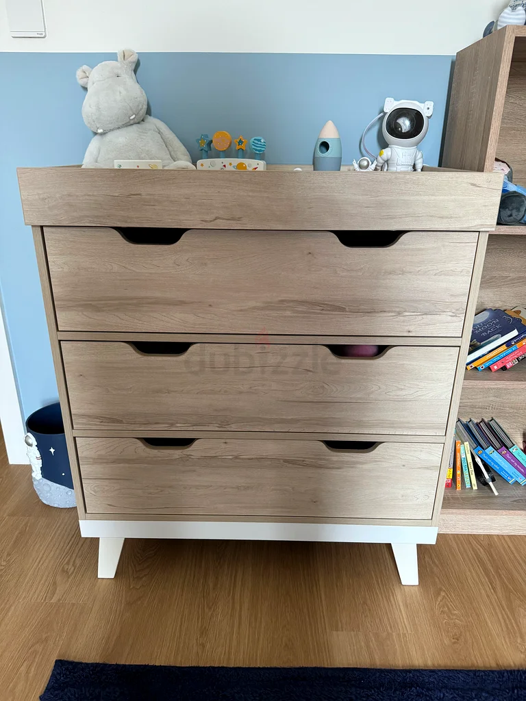 Mamas and papa’s cot bed and changing unit