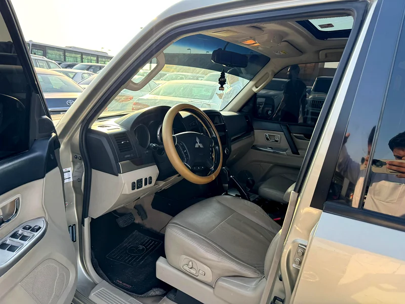 Mitsubshi pajero 2013 fullopshin goldcolor GCC63152749752961112