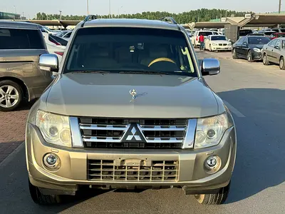 Mitsubshi pajero 2013 fullopshin goldcolor GCC