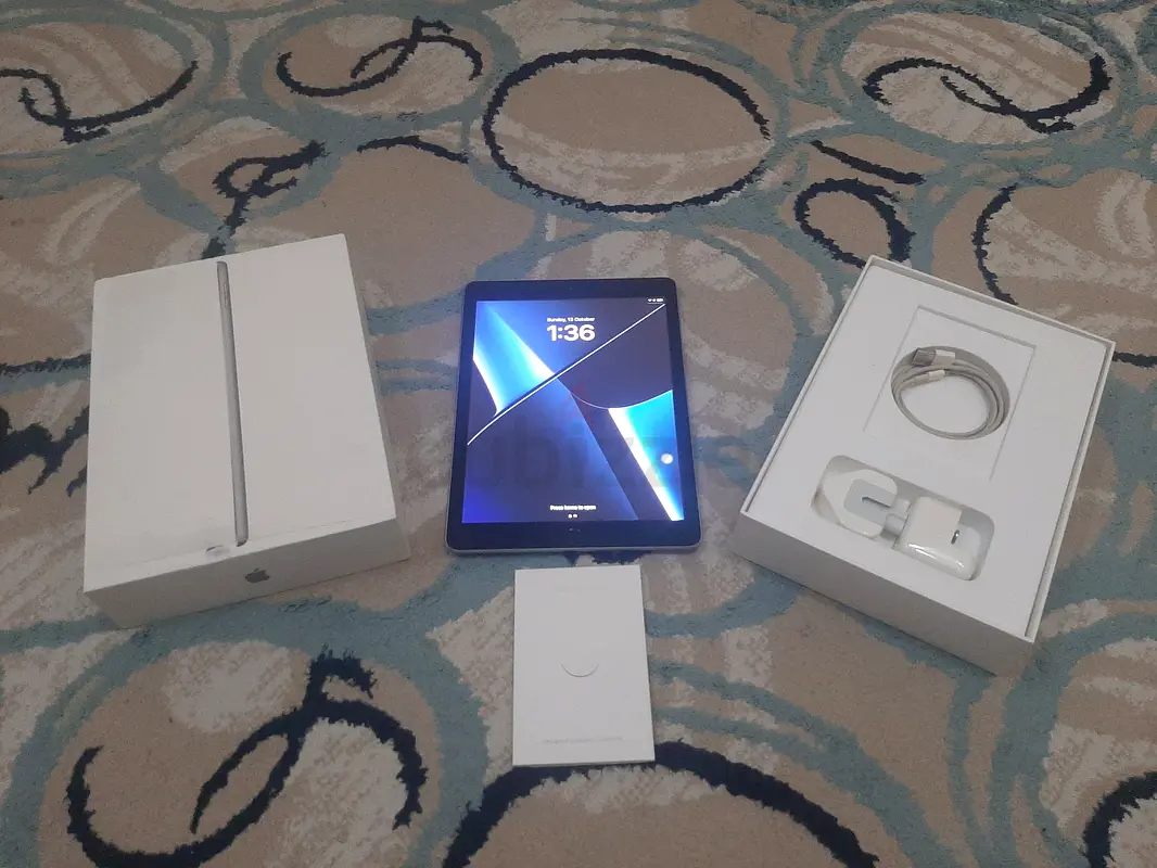 Apple iPad Air 5th gen 32gb UAETRA Version with box and accessories