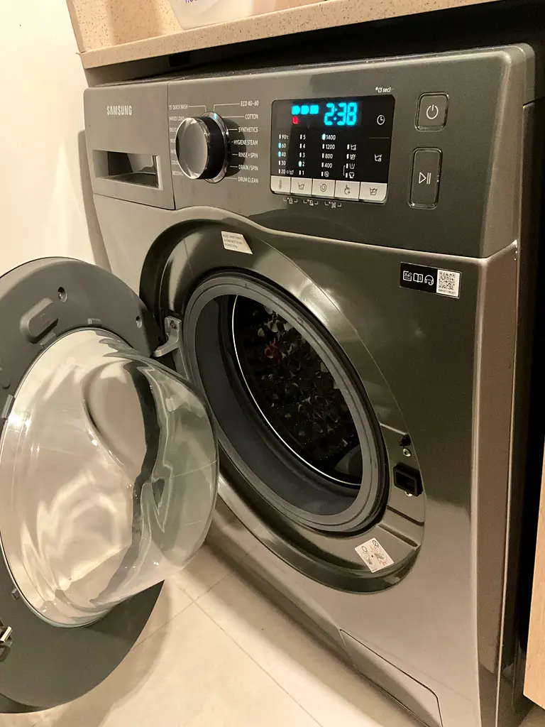 Samsung 8 Kg Front Load Washing Machine AED 1000