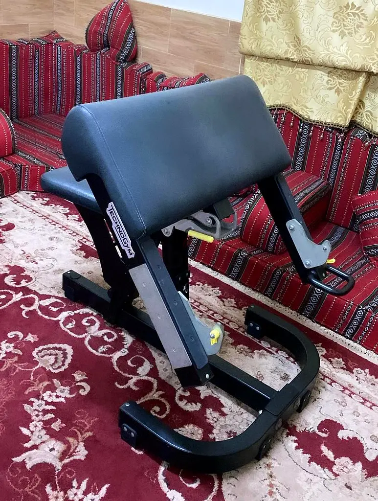 Technogym bicep bench