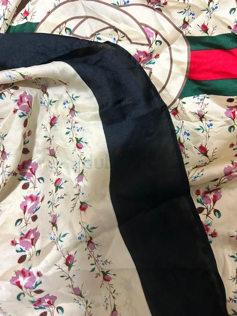 Gucci floral silk scarf63239081302657112