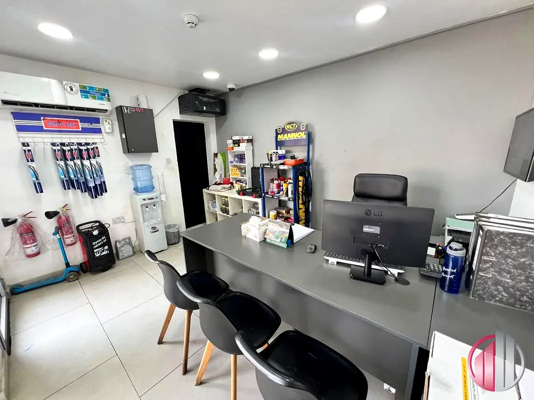 Warehouse Fully Equipped Auto Repair with Branded Paint Booth