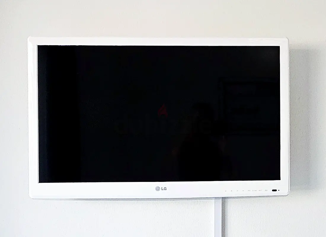 LG LED 32 TV with wall bracket