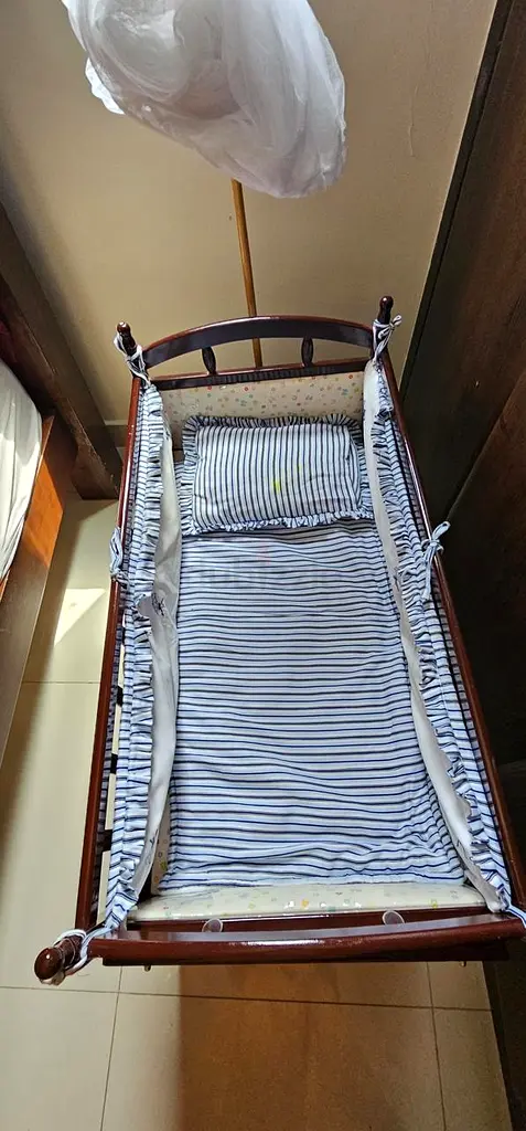 Swinging baby crib for sale