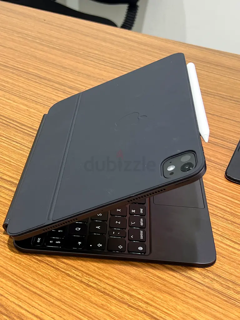 Apple iPad Pro M4 11 inch with keyboard