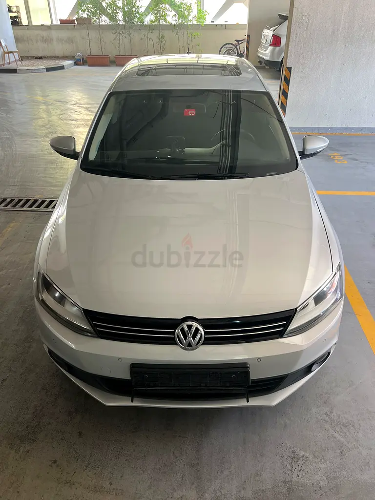2014 Volkswagen Jetta 130000 km.4 cylinder.(1.6)GCC RTA passed.Sunroof