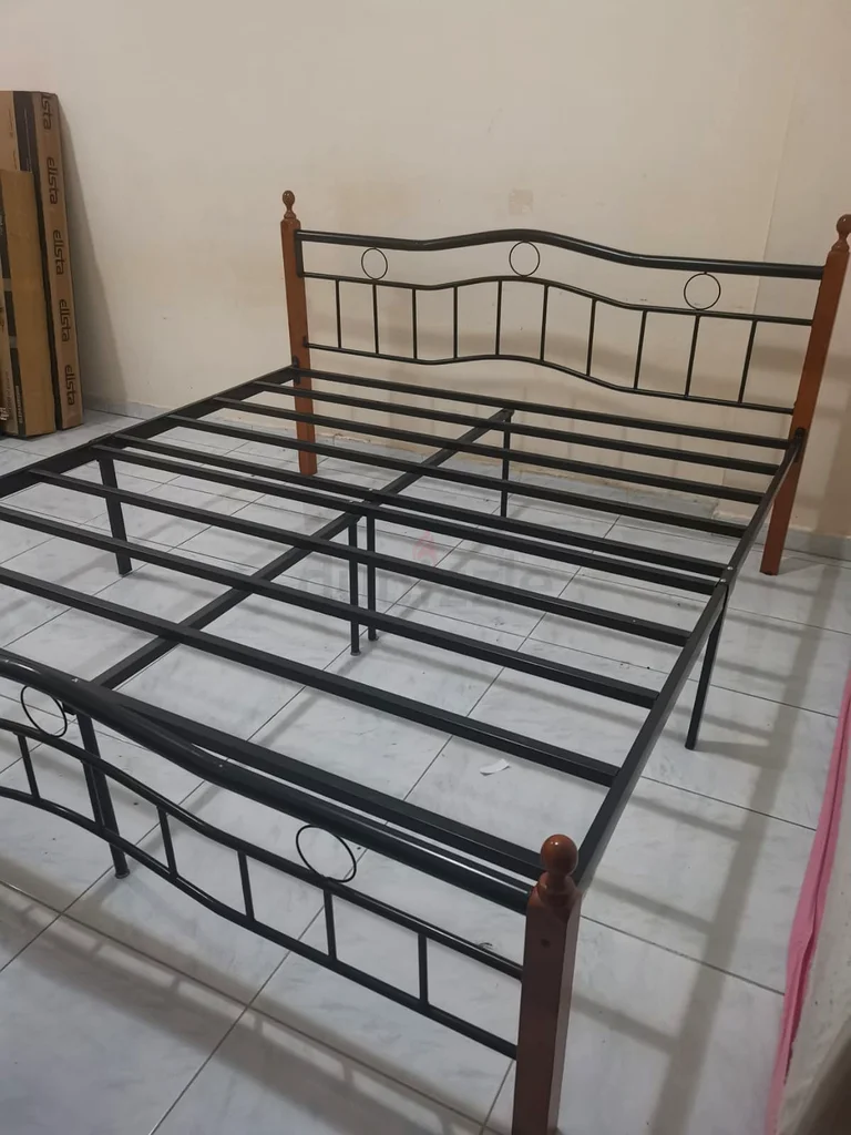 KING SIZE METAL BED FRAME WITH WOODEN 4 LEGS