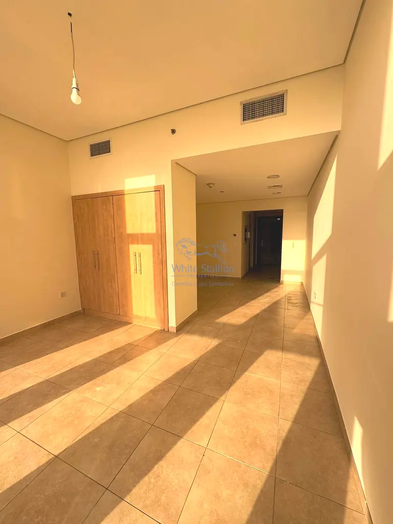 Apartment Move Now Big Space for Studio Parking