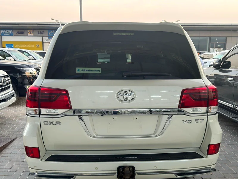 Toyota Land Cruiser GXR V8 5.763140688397186113
